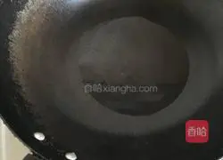 Illustration of how to make spring rolls with onion and shredded pork 2