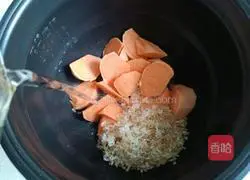 Illustration of how to make stomach-warming sweet potato porridge 5