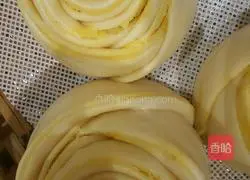 Illustration of how to make rose-shaped and butterfly-shaped flower rolls 16