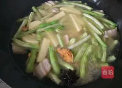 Illustration of how to make braised potato and green beans noodles 5