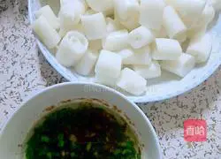 Illustration of how to roll rice noodles with scallion oil 8