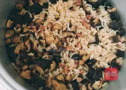 Illustration of braised rice with mushrooms and sausages 8