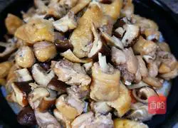 Illustration of the Mushroom and Chicken Claypot Rice 15