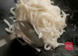 Illustration of fried rice noodles with lean meat and celery and green onion 1