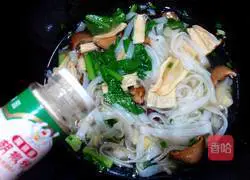 Illustration of how to make rice noodles with yuba and mushroom soup 8