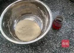  Illustration of how to make red oil flower rolls 1