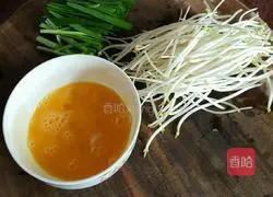 Illustration of how to make fried rice noodles with eggs and silver sprouts 2