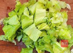 Illustration of how to make fried rice noodles with shredded chicken 1