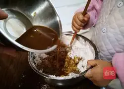 Illustration of how to make jujube brown sugar cake 7