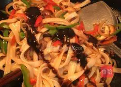 Illustration of how to make black pepper beef fillet rice noodles 10