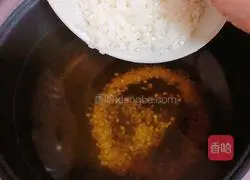 Illustration of how to make fresh lotus leaf, lily and lotus seed porridge (clearing heat and relieving heat) 8