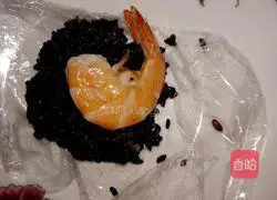 Illustration of how to make shrimp and black rice balls 9