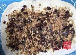 Illustration of how to make mixed fruit flower rolls 6