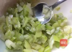 Illustration of how to make scallion rolls 1