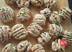 Illustration of how to make spring onion and ham rolls 18