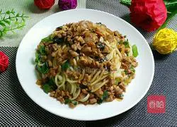 Illustration of how to make diced pork and mint cold noodles 11