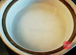 Illustration of how to make cured meat clay pot rice and Sichuan bacon crispy rice 2