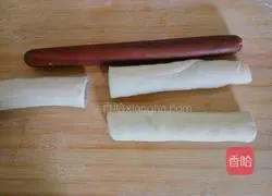 Illustration of how to make two-color flower rolls 13