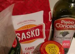 Illustration of how to make two-color flaxseed pink flower rolls 1