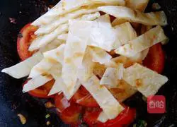 Illustration of how to make egg and vegetable fried pancakes 7