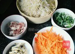 Illustration of how to make bean sprout spring rolls 1