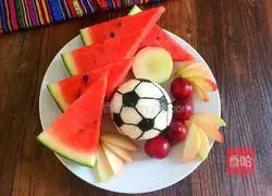 Illustration of how to make football rice balls 5