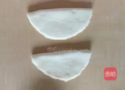 Illustration of how to make handmade flower rolls 4