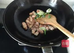 Illustration of how to make braised pork belly rice 3