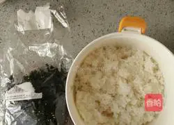 Illustration of how to make seaweed rice balls by hand 1