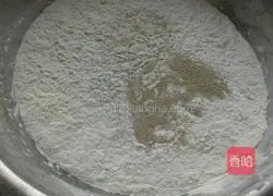 Illustration of making double-flavored flower rolls 1