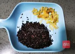 Illustration of how to make red bean, purple rice and lily porridge 3