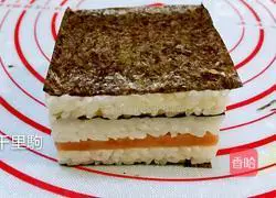 Illustration of how to make triangular rice balls 15