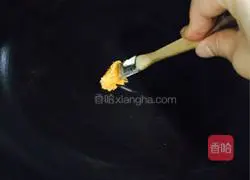 Illustration of how to make fried banana spring rolls 3 