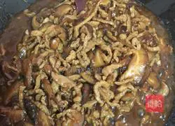 Illustration of how to make rice noodles with shredded pork and shiitake mushrooms 8