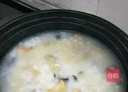 Illustration of how to make preserved egg and lean meat porridge 3