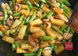 Illustration of how to braise noodles in iron pot 4