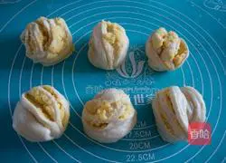 Illustration of how to make coconut flower rolls 19