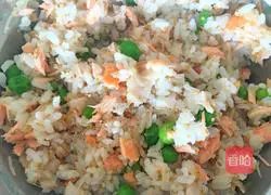 Illustration of how to make salmon and sesame rice balls 5