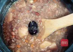 Illustration of how to make taro and eight-treasure porridge (five reds to nourish blood)