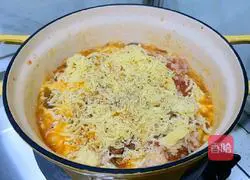 Illustration of how to make tomato, beef and cheese baked rice 7