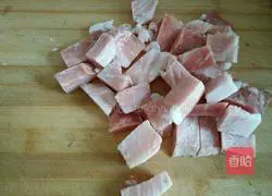 Illustration of how to make braised noodles with pork belly and beans 1