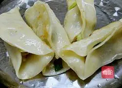 Illustration of how to make three fresh pot stickers 7