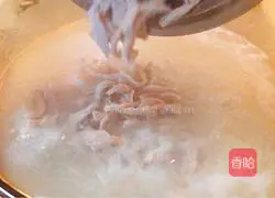 Preserved egg and lean meat porridge Practice illustration 3
