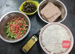 Illustration of how to make luncheon meat rice balls 1