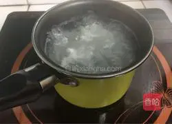 Illustration of how to make brown sugar, millet and egg porridge 5