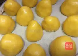 Illustration of how to make corn and milk-flavored steamed buns 3