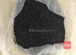 Illustration of how to make steamed black glutinous rice cake 1
