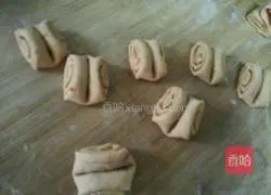 Illustration of how to make carrot and salt and pepper rolls 8