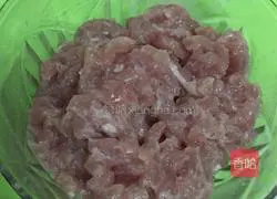 The diced meat is cool Illustration of how to make noodles 4