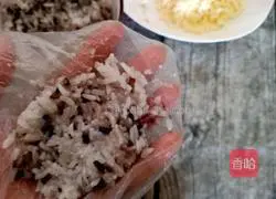 Illustration of how to make cheese and meat floss rice balls 5